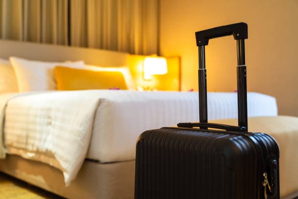 Inspection d'une chambre d'hôtel pour éviter les punaises de lit